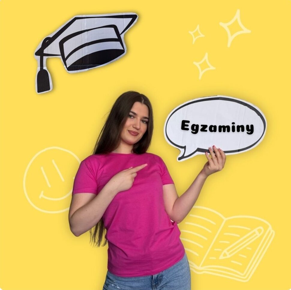 Dziewczyna w różowej koszulce wskazująca na komiksową chmurkę z napisem „Egzaminy”. Wokół niej znajdują się ręczne rysunki biretu, otwartej książki z ołówkiem i uśmiechniętej buźki.