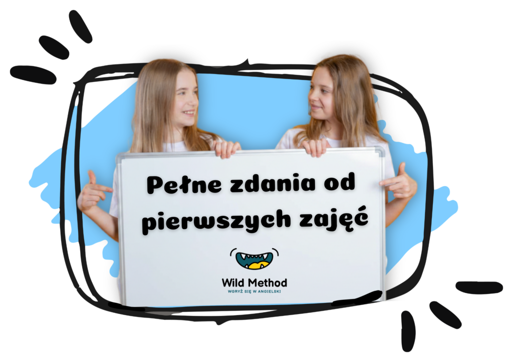 Dwie dziewczyny trzymają prostokątną tablicę z napisem "Pełne zdania od pierwszych zajęć", opatrzoną logiem "Wild Method". Tło stanowi jasnoniebieski prostokąt z czarnym obrysem.