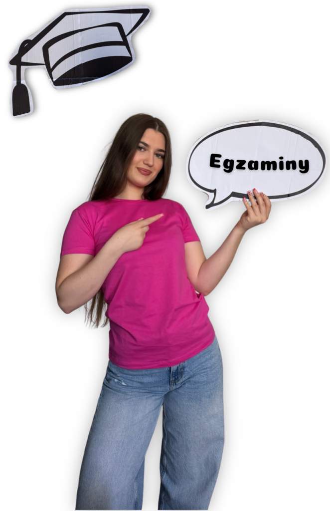 Dziewczyna w różowej koszulce wskazująca na komiksową chmurkę z napisem „Egzaminy”. Wokół niej znajdują się ręczne rysunki biretu, otwartej książki z ołówkiem i uśmiechniętej buźki.